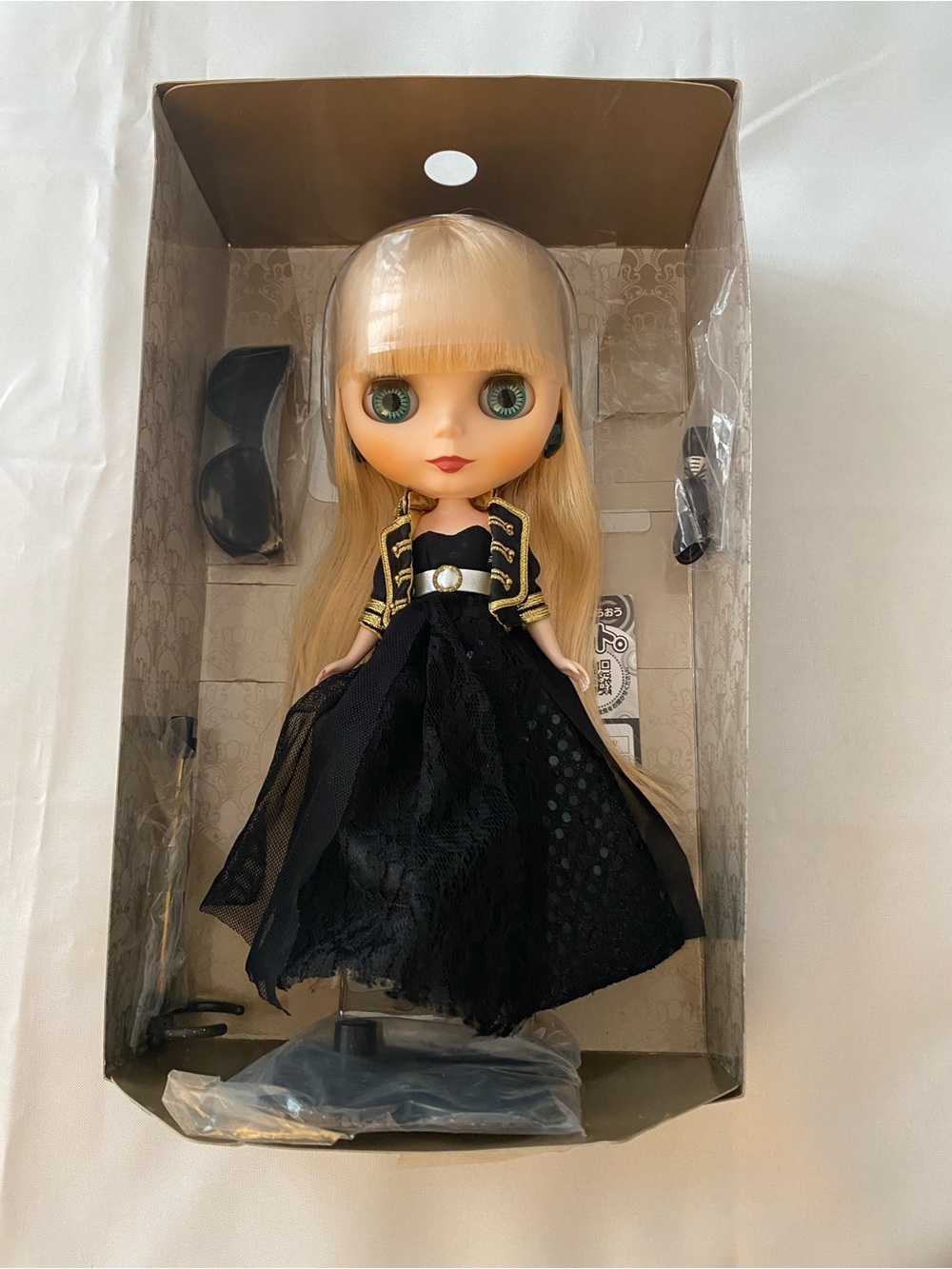 Takara Tomy Allie Gabrielle 12th Anniversary Blythe Doll - Picture 4 of 7